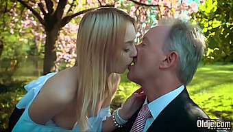 Blond Teenager Deepthroater Og Sluger Cumshot I En Hed Video