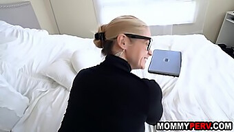 Blonde Milf Konfrontiert Ihren Sohn Mit Seiner Geheimen Obsession Mit Stiefmutter