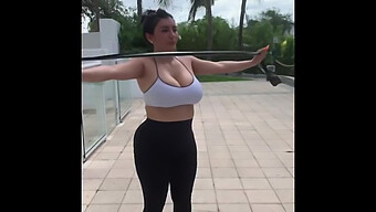 Uma Entusiasta De Fitness Latina Curvilínea Mostra Seus Atributos.