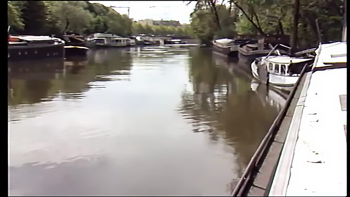 Voir À Travers Le Verre Lors D'Une Soirée En Bateau