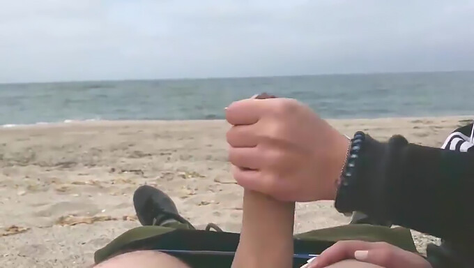 Una Joven Escort Recibe Un Creampie En Una Playa Pública