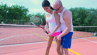 Junge Tennisspielerin Wendet Sich Dem Sexunterricht In Freier Natur Zu